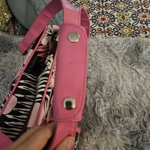 Vintage Roxy bag! It makes a great travel bag or weekender bag.  In great shape!